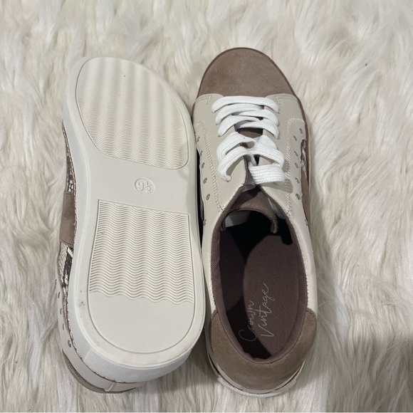 Women’s Crown Vintage Kalinda Tan Shoes Size 9.5 US! - Picture 8 of 8